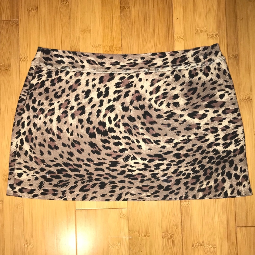 Leopard stretch mini skirt.